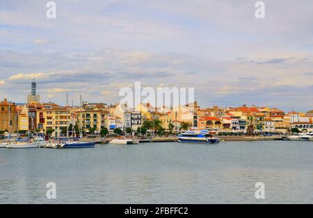 Gebäude am Meer am Hafen in Cambrils Katalonien Spanien Stockfoto