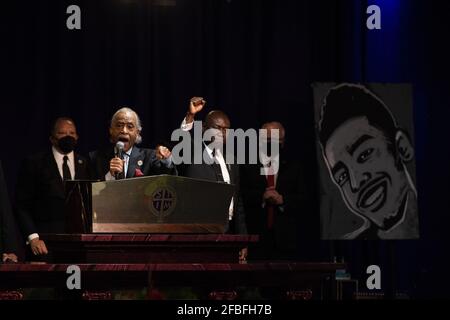 Minneapolis, Usa. April 2021. Reverend Al Sharpton hält die Lobrede auf Daunte Wrights Beerdigung im New Shiloh Tempel am 22. April 2021 in Minneapolis, Minnesota. Foto: Chris Tuite/ImageSPACE/Sipa USA Kredit: SIPA USA/Alamy Live News Stockfoto