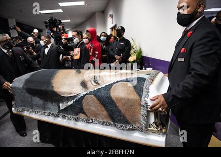 Minneapolis, Usa. April 2021. Daunte Wrights Sarg iis rollte während seiner Beerdigung im New Shiloh Tempel am 22. April 2021 in Minneapolis, Minnesota, aus. Foto: Chris Tuite/ImageSPACE/Sipa USA Kredit: SIPA USA/Alamy Live News Stockfoto