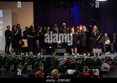 Minneapolis, Usa. April 2021. Ein Chroir führt bei Dauntes Beerdigung im New Shiloh Tempel am 22. April 2021 in Minneapolis, Minnesota durch. Foto: Chris Tuite/ImageSPACE/Sipa USA Kredit: SIPA USA/Alamy Live News Stockfoto