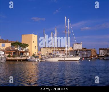 Hafen und Kai Ansicht, Port Grimaud, Var, Provence-Alpes-Côte d ' Azur, Frankreich Stockfoto