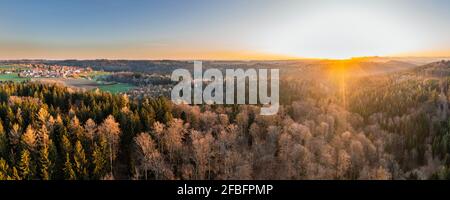 Schöner Sonnenaufgang über dem Schwäbischen Wald, Baden-Württemberg, Deutschland Stockfoto
