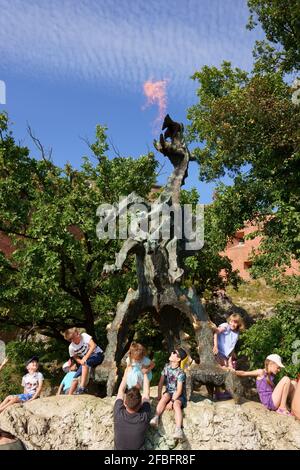 Kinder und feuerspeiende Drachen im Schloss Wawel, Krakau Stockfoto