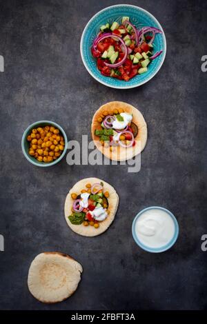 Zutaten für Sabich, Pita-Brot mit frischem Gemüse, Zwiebeln, Joghurt und Sauce Stockfoto