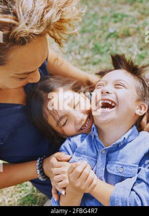 Mutter spielt mit Sohn und Tochter Stockfoto