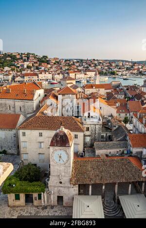 Kroatien, Gespanschaft Split-Dalmatien, Trogir, Kirche Saint Sebastians und umliegende alte Stadthäuser Stockfoto