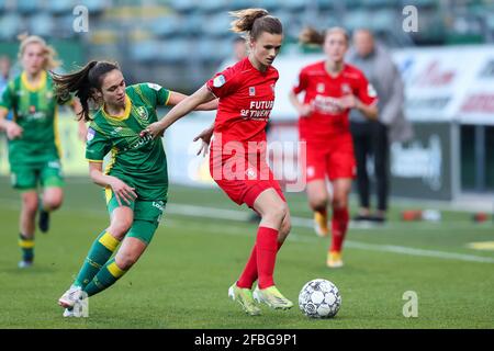 DEN HAAG, NIEDERLANDE - APRIL 23: Shanique Dessing von ADO Den Haag, Kerstin Casparij vom FC Twente während des niederländischen Eredivisie-Spiels zwischen ADO Den Ha Stockfoto