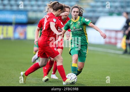 DEN HAAG, NIEDERLANDE - APRIL 23: Kerstin Casparij vom FC Twente, Shanique Dessing von ADO Den Haag während des niederländischen Eredivisie-Spiels zwischen ADO Den Ha Stockfoto