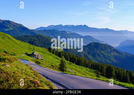Blick über die Zillertaler Bergstraße bei Kaltenbach, Zillertal, Tirol, Österreich Stockfoto