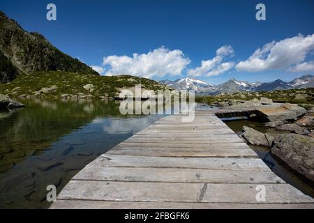 Boardwalk entlang des Sees Chiusetta Stockfoto