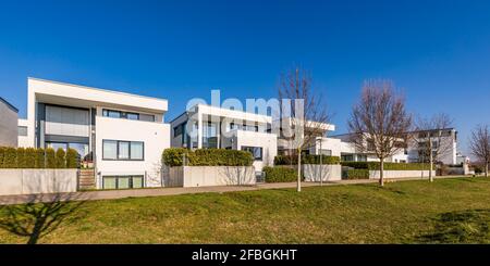 Deutschland, Baden-Württemberg, Ludwigsburg, Villenreihe in modernem Vorort Stockfoto