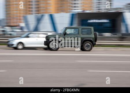 Ukraine, Kiew - 6. April 2021: Grünes Suzuki Jimny Auto fährt auf der Straße. Redaktionell Stockfoto