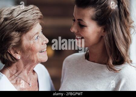Glückliche Großmutter und junge Frau, die einander anguckt Stockfoto