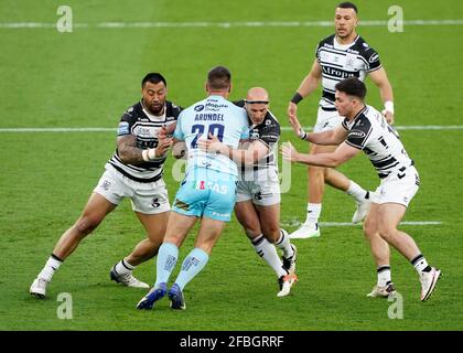 Ligi Sao (links) von Hull und Danny Houghton (rechts) von Wakefield Trinity bekämpfen Joe Arundel während des Matches der Betfred Super League im KCOM Stadium, Hull. Bilddatum: Freitag, 23. April 2021. Stockfoto