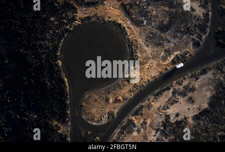 Spanien, Kanarische Inseln, Luftaufnahme des Wohnhauses, das auf einer Schotterstraße auf der Insel Lanzarote fährt Stockfoto