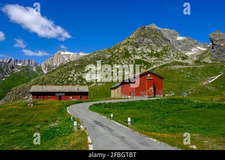 Italien, Aostatal, Saint Rhemy en Bosses, Rote Gebäude im Valle del Gran San Bernardo Stockfoto