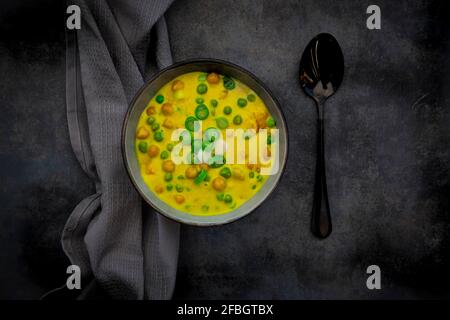 Studioaufnahme einer Schüssel mit verzehrfertiger veganer Kokosnusssuppe Stockfoto