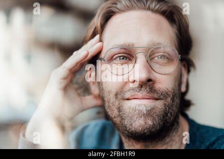 Reifer Mann, der im Café nachdenkt Stockfoto