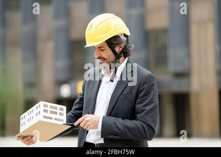 Männlicher Architekt mit Blick auf Architekturmodell Stockfoto