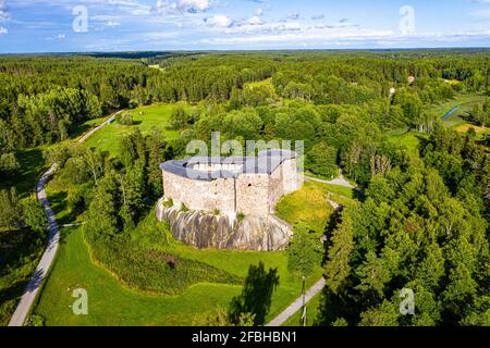 Finnland, Raseborg, Luftansicht des Schlosses Raseborg und des umliegenden Waldes im Sommer Stockfoto