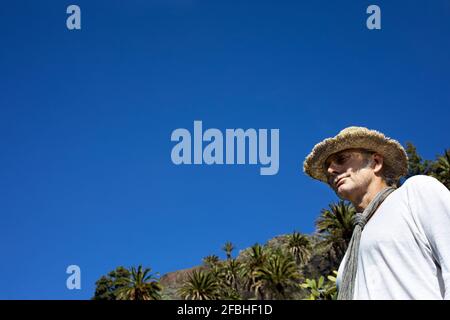 Mann vor klarem Himmel an sonnigen Tagen Stockfoto