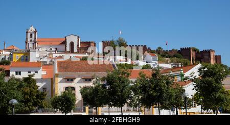 Stadtbild mit Kathedrale und Schloss, Silves, Algarve, Portugal Stockfoto