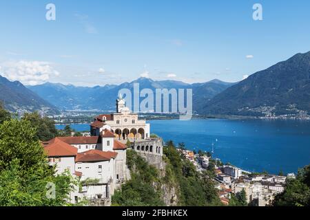 Schweiz, Tessin, Locarno, Wallfahrtskirche Madonna del Sasso über dem Lago Maggiore Stockfoto