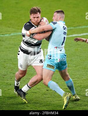 Scott Taylor (links) von Hull wird von Max Jowitt von Wakefield Trinity während des Matches der Betfred Super League im KCOM Stadium, Hull, angegangen. Bilddatum: Freitag, 23. April 2021. Stockfoto