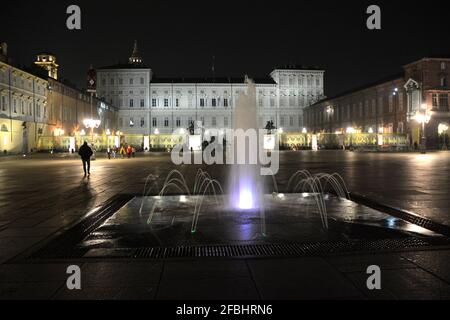 Turin, Piemont, Italien Piazza Castello und die Fassade des Königspalastes eines der Residenzen des Königshauses von Savoyen bei Nacht Stockfoto