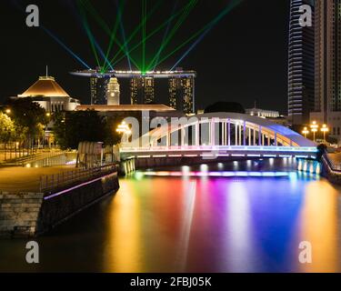 Singapur, Elgin Bridge bei Nacht mit Marina Bay Sands im Hintergrund Stockfoto