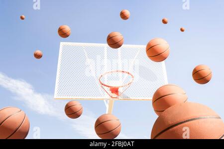 Die Kugeln hüpfen durch den Basketballkorb Stockfoto