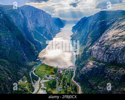 Norwegen, Rogaland, Lysebotn, Luftaufnahme des Küstendorfes am Ende des Lysefjords Stockfoto