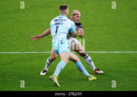 Danny Houghton (rechts) von Hull tritt gegen Max Jowitt von Wakefield Trinity beim Spiel der Betfred Super League im KCOM Stadium, Hull, an. Bilddatum: Freitag, 23. April 2021. Stockfoto