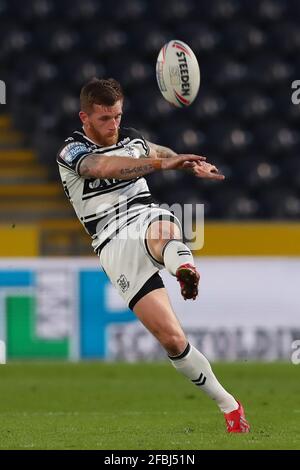 Hull, England. Freitag, 23. April 2021. Marc Sneyd vom Hull FC tritt beim Betfred Super League-Spiel zwischen Hull FC und Wakefield Trinity im KCOM Stadium an. (Ashley Allen/Alamy Live News. Stockfoto