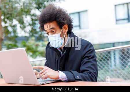 Besorgt männlichen Profi hält Laptop wegschauen Stockfoto