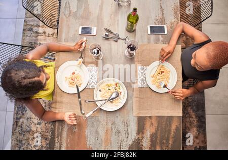 Zwei Freunde beim gemeinsamen Abendessen, Draufsicht Stockfoto