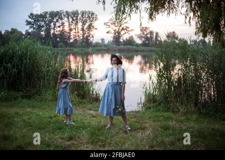 Die Mutter hat Spaß mit Mädchen oder Tochter Stockfoto