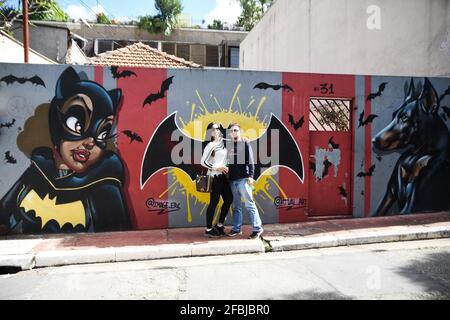 Sao Paulo, Brasilien. April 2021. Die Menschen besuchen den Ort Beco do Batman in Sao Paulo, ein Ort, der für die Gemälde an den Wänden von Künstlern aus der Region bekannt ist. Vor kurzem wurde der Ort aus Protest gegen den Tod von Nego Vila komplett schwarz gestrichen. (Foto von Ronaldo Silva/Pacific Press/Sipa USA) Quelle: SIPA USA/Alamy Live News Stockfoto