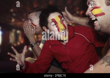 Fußballfans, die im Pub Fernsehen Stockfoto
