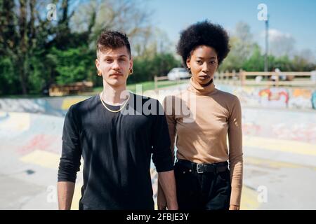 Hipster Mann steht mit Freundin im Skateboard Park Stockfoto
