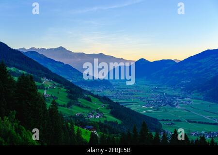 Blick über das Zillertal bei Sonnenaufgang, Tirol, Österreich Stockfoto