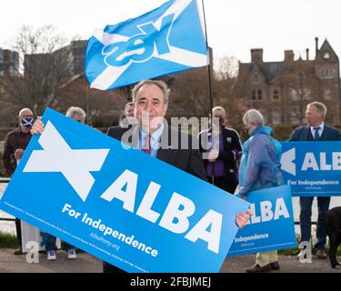 Inverness, Schottland, Großbritannien. April 2021. IM BILD: Alex Salmond will stellt Alba-Kandidaten vor: Kirk Torrance, Craig Berry, Josh Robertson und Judith Reid. Vor der Einführung sagte Herr Salmond: „Ich freue mich, ein starkes Team talentierter und engagierter Kandidaten vorstellen zu können, die alle fest in ihren lokalen Gemeinschaften verwurzelt sind. „ALBA hat diese Woche mit dem Start unseres Manifests gezeigt, dass wir die Ideen haben, um die wirtschaftliche Erholung in den Highlands und Inseln anzukurbeln. Quelle: Colin Fisher/Alamy Live News Stockfoto