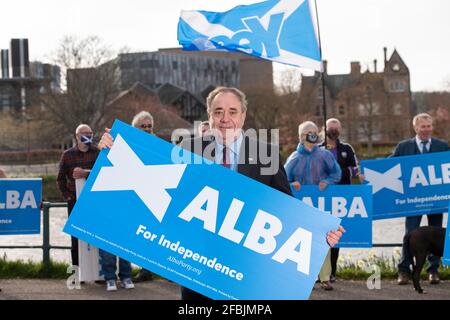 Inverness, Schottland, Großbritannien. April 2021. IM BILD: Alex Salmond will stellt Alba-Kandidaten vor: Kirk Torrance, Craig Berry, Josh Robertson und Judith Reid. Vor der Einführung sagte Herr Salmond: „Ich freue mich, ein starkes Team talentierter und engagierter Kandidaten vorstellen zu können, die alle fest in ihren lokalen Gemeinschaften verwurzelt sind. „ALBA hat diese Woche mit dem Start unseres Manifests gezeigt, dass wir die Ideen haben, um die wirtschaftliche Erholung in den Highlands und Inseln anzukurbeln. Quelle: Colin Fisher/Alamy Live News Stockfoto