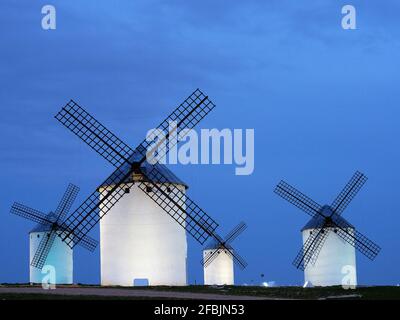 Spanien, Provinz Toledo, Campo de Criptana, Historische Windmühlen in der Abenddämmerung Stockfoto