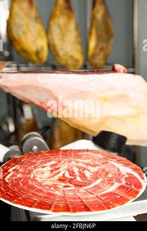 Frische Scheiben iberischen Schinkens in der Metzgerei Stockfoto