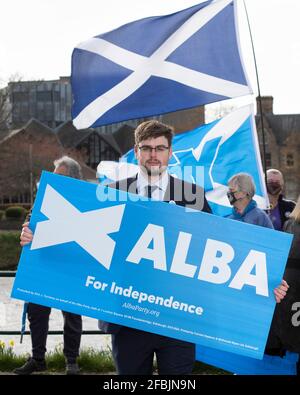 Inverness, Schottland, Großbritannien. April 2021. IM BILD: Josh Robertson, Kandidat. Alex Salmond stellt die Kandidaten VON ALBA vor: Kirk Torrance, Craig Berry, Josh Robertson und Judith Reid. Vor der Einführung sagte Herr Salmond: „Ich freue mich, ein starkes Team talentierter und engagierter Kandidaten vorstellen zu können, die alle fest in ihren lokalen Gemeinschaften verwurzelt sind. „ALBA hat diese Woche mit dem Start unseres Manifests gezeigt, dass wir die Ideen haben, um die wirtschaftliche Erholung in den Highlands und Inseln anzukurbeln. Quelle: Colin Fisher/Alamy Live News Stockfoto