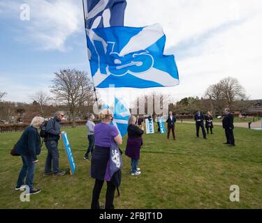 Inverness, Schottland, Großbritannien. April 2021. IM BILD: Alex Salmond will stellt Alba-Kandidaten vor: Kirk Torrance, Craig Berry, Josh Robertson und Judith Reid. Vor der Einführung sagte Herr Salmond: „Ich freue mich, ein starkes Team talentierter und engagierter Kandidaten vorstellen zu können, die alle fest in ihren lokalen Gemeinschaften verwurzelt sind. „ALBA hat diese Woche mit dem Start unseres Manifests gezeigt, dass wir die Ideen haben, um die wirtschaftliche Erholung in den Highlands und Inseln anzukurbeln. Quelle: Colin Fisher/Alamy Live News Stockfoto