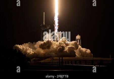 Cape Canaveral, Florida, USA. April 2021. Eine SpaceX Falcon 9-Rakete mit der Raumsonde Crew Dragon hebt die NASA SpaceX Crew-2-Mission vom Launch Complex 39A im Kennedy Space Center ab 23. April 2021 in Cape Canaveral, Florida. Die Besatzung der NASA-Astronauten Shane Kimbrough und Megan McArthur, des ESA-Astronauten Thomas Pesquet und des JAXA-Astronauten Akihiko Hoshide wird sechs Monate lang an Bord des Außenpostens der Umlaufbahn arbeiten. Quelle: Planetpix/Alamy Live News Stockfoto