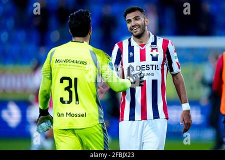 TILBURG, NIEDERLANDE - 23. APRIL: Vangelis Pavlidis von Willem II. Und Torwart Kostas Lamprou von RKC Waalwijk während des Eredivisie-Spiels zwischen will Stockfoto