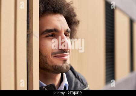 Lächelnder Afro-Mann an der Wand Stockfoto